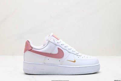 真标耐克nike Air Force 7 空军一号低帮百搭休闲运动板鞋。柔软、弹性十足的缓震性能和出色的中底设计，横跨复古与现代的外型结合，造就出风靡全球三十多