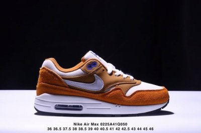 公司级Nike Air Max 1 耐克气垫 缓震 耐磨运动鞋 鞋身材质均选择皮革 织物 麂皮多种材质覆盖 保证质感的前提下 层次感也相当不错 带有开窗式 Ai