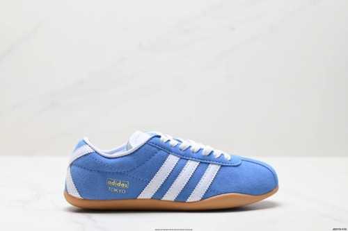 公司级Adida阿迪达斯Tokyo pack舒适百搭经典休闲运动鞋 此次为Tokyo系列带来三双全新配色 清爽蓝色绒面搭载白色皮革三条纹 增添了复古干净的印象
