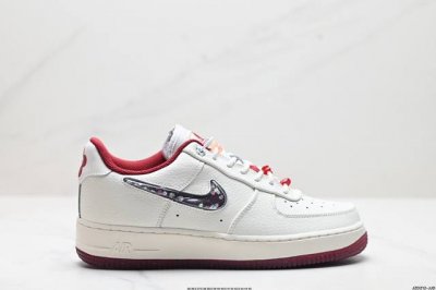 公司级耐克nike Air Force 7空军一号低帮百搭休闲运动板鞋。柔软、弹性十足的缓震性能和出色的中底设计，横跨复古与现代的外型结合，造就出风靡全球三十多