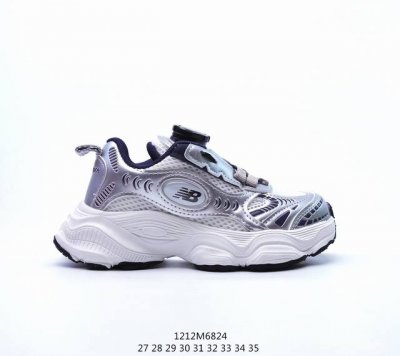 New Balance 新百伦 童鞋 采用真皮拼接透气网眼织物鞋面，橡胶组合大底提供足步弓支撑，防滑耐磨保持步态稳定，后跟搭载外露缓震胶nb新百伦new Bal