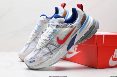 公司级耐克Nike V2K Run跑步鞋复古风潮 网面透气运动鞋 灰银紧致的鞋面材质提供良好的包裹性鞋侧 Swoosh以及鞋头部分搭配增添不少亮点的镀铬细节鞋垫