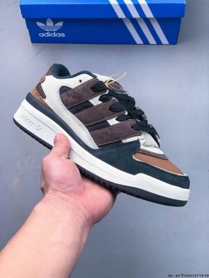 公司级！Adidas Originals Forum 0 舒适百搭复古休闲板鞋 Adidas Forum 0 其鞋面采用了高品质的皮革材质，并巧妙地融入了亮色元