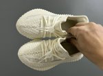 专G版椰子350V2真爆鞋带扣儿童一脚蹬运动鞋 Size：24-35码 专柜版来咯 真爆米花系列脚感超级棒 软弹效果一绝 针织鞋面，透气舒适好打理 鞋带扣设计，