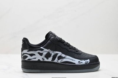 真标耐克Nike Air Force 1’07 Low空军一号低帮百搭休闲运动板鞋。柔软、弹性十足的缓震性能和出色的中底设计，横跨复古与现代的外型结合，造就出风