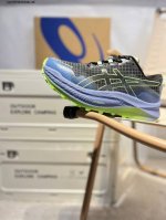 asics Gel-Trabuco Max 3亚瑟士经典跑鞋 如今机能风和户外风吹得正劲 便是主打 Urban Outdoor机能越野风格 城市和户外场景都能轻