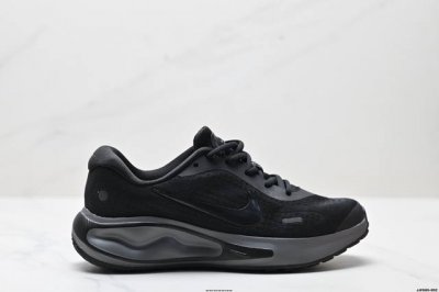 真标Nike Journey Run 2024跑步鞋 使用了新型的缓震材料 脚感偏韧 后跟有加厚的海绵填充 鞋子前掌和后掌做了加宽设计 增加了跑步时的稳定性 织
