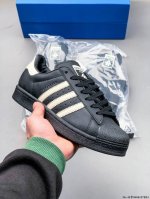Adidas 阿迪达斯奇葩联名来袭Adidas X Avavav Supersta 橡胶鞋套丢失扣80元 升级采用移膜牛剖革革鞋面材质，改良全包围鞋垫，正确版鞋