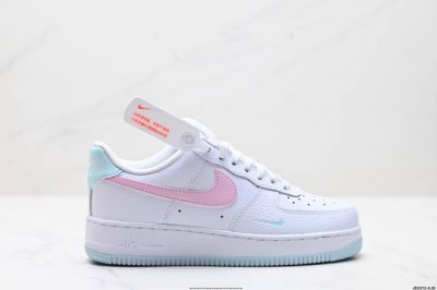 公司级耐克Nike Air Force 1“07空军一号低帮百搭休闲运动板鞋。柔软、弹性十足的缓震性能和出色的中底设计，横跨复古与现代的外型结合，造就出风靡全球