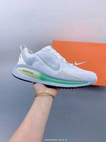 公司级Nike Vomero 18 耐克 舒适减震防滑 低帮跑步鞋 全掌Reactx泡绵中底 前掌和后跟还配备了Air Zoom气垫单元 据说跑起来更快更舒适哦