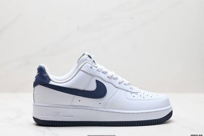 真标耐克nike Air Force 7空军一号低帮百搭休闲运动板鞋。柔软、弹性十足的缓震性能和出色的中底设计，横跨复古与现代的外型结合，造就出风靡全球三十多年