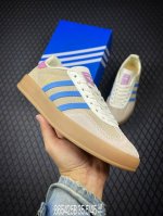 b Adidas Originals Gazelle Indoor 棕色 此款鞋延续了橡胶外底和经典款式的传统。优质绒面革鞋面和标志性的3条纹采用明亮的对比色，