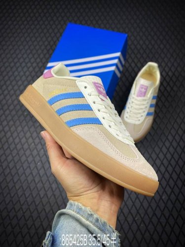 b Adidas Originals Gazelle Indoor 棕色 此款鞋延续了橡胶外底和经典款式的传统。优质绒面革鞋面和标志性的3条纹采用明亮的对比色，