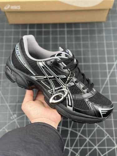 Asics 亚瑟士 Gel-1 男女时尚透气 健步减震 运动潮流耐磨休闲鞋 选用网眼与皮革相接，复古而富有层次感。网布搭配银色金属感线条，虎爪 Logo 加入配