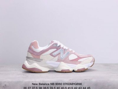 公司级new Balance Nb 9060 鞋款灵感源自设计师本人对夏日的怀日回忆。鞋面大身由空间双格及磨砂鞋面拼接而生，配以柔和、温暖的粉橘色调，夏日氛围拉