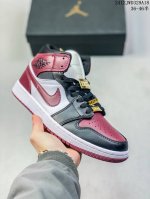 Jordan 乔丹 原楦原档案数据开发，中底注胶孔内置真sole气垫酷似 Dior 联名，耐克nike Air Jordan 1 Retro Mid White