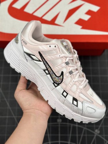 Nike P-6000 系列低帮复古老爹风 休闲运动舒适慢跑鞋 融合 Pegasus 过往运动鞋设计 助力 21 世纪早期跑步运动跃升时尚新高度 采用透气网眼布