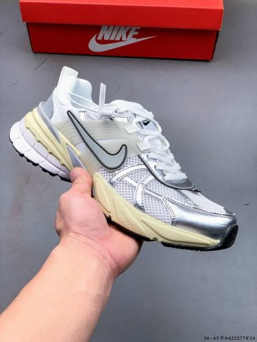 集图 耐克Nike V2K Run新款百搭休闲跑步鞋 复古风潮 网面透气 紧致的鞋面材质提供良好的包裹性 鞋侧 Swoosh以及鞋头部分搭配增添不少亮点的镀铬细