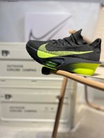 新品发布 Nike Air Zoom Alphafly Next%整体采用前作的设计语言，并且对后者的细节进行升级，马拉松和长距离路跑的性能极限设计而生。货号: