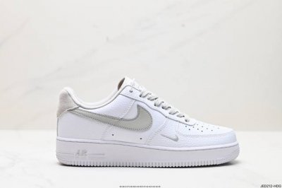 公司级耐克nike Air Force 1 Low 空军一号低帮百搭休闲运动板鞋。柔软、弹性十足的缓震性能和出色的中底设计，横跨复古与现代的外型结合，造就出风靡