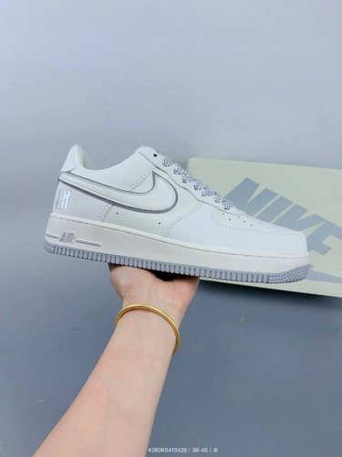 耐克Nike Air Force 1 Low 空军一号低帮百搭休闲运动板鞋。柔软、弹性十足的缓震性能和出色的中底设计，横跨复古与现代的外型结合，造就出风靡全球三