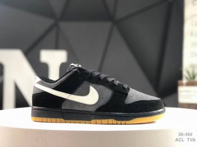 180 Nk Dunk Low 低帮休闲板鞋 Hq1931-001 #鞋款采用简洁外观，结合优质材料与柔软衬垫，舒适耐穿。配色由煤黑、橡皮浅褐和淡象牙白搭配，统