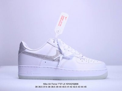 公司级耐克nike Air Force 7 Lx空军一号低帮百搭休闲运动板鞋。柔软、弹性十足的缓震性能和出色的中底设计，横跨复古与现代的外型结合，造就出风靡全球