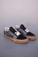 vans premium X Hanai 高阶支线艺术家联名系列 冲浪文化与街头艺术的私语 黑白主调复古插画 如海风翻起的报纸 带着20世纪胶片感 踩中当下街头