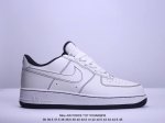 真标耐克nike Air Force 1‘07 空军一号低帮百搭休闲运动板鞋。柔软、弹性十足的缓震性能和出色的中底设计，横跨复古与现代的外型结合，造就出风靡全球