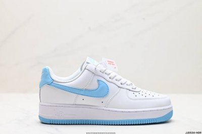 公司级nike Air Force 1 Low 空军一号低帮百搭休闲运动板鞋。柔软、弹性十足的缓震性能和出色的中底设计，横跨复古与现代的外型结合，造就出风靡全球