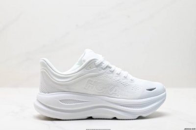 公司级小红书推荐Hoka W Bondi 9全新配色 这个品牌来自于新西兰的毛利语，Hoka表示大地，One One表示飞越，连起来就是飞越地平线，One On