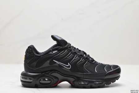 真标耐克 Nike Air Max Plus是nike旗下另类鞋款的代表，Tn 它诞生于 6年，是第一款使用tunedair气垫的跑鞋，其特点就在于实现各气室间 - 点击图像关闭