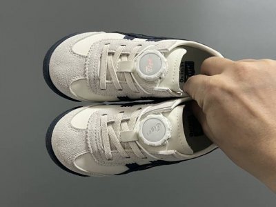 yss新款锁扣儿童休闲鞋 Size：26-37码 经典亚瑟士系列 锁扣设计，穿脱超方便 优质皮料拼接、质感满满 耐磨防滑大底，脚感不言而喻
