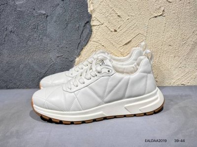 440 #新品上市实拍 小红书爆款 Prada普拉达 明星同款 新款时尚百搭休闲款 鞋面走线精整 清晰质感 原单品质 采用家族工艺 高端时尚 简约大气 防滑舒耐