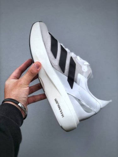 Adidas Adizero Evo pro 阿迪超轻透气缓震跑鞋 #以令人难以置信的138克重量，刷新了跑鞋轻量化的记录，阿迪在材料科学和工艺技术上的深厚积累