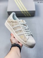 纯原 Clot X Ad Originals Superstar “金标” #贝壳头Lv联名限定 贴合柔软皮料米白黑经典配色 ，这其中也包括我们非常熟知的Clo