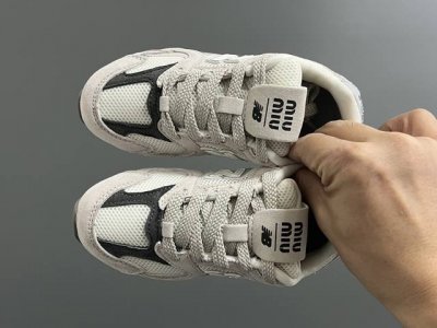 牛B 联名网面儿童鞋带扣休闲鞋 Size：24-37码 经典Nb Miumiu联名系列 附赠一对鞋带扣，穿脱超方便 优质麂皮网面拼接 橡胶耐磨防滑大底，脚感超赞