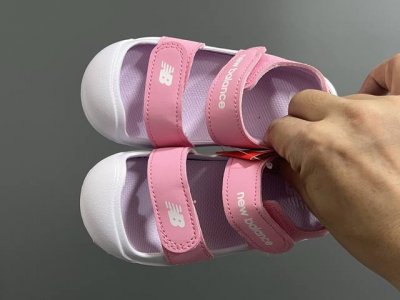 nb新款包头儿童护趾舒适男女童凉鞋 Size：22-35 韩国官方同步新品颜值爆表 高级感满满的莫兰迪色系，视觉艺术的体验 魔术贴松紧带设计，方便宝宝穿脱 超轻