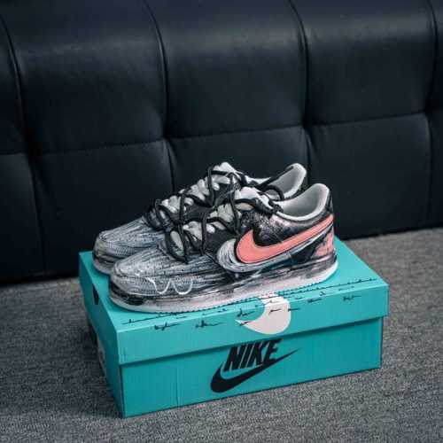 核心私 Nike Court Vision Low 校园风低帮复古篮球板鞋男女运动鞋。延续80年代复古篮球鞋，添加学院风细节。皮革组合鞋面，利落风格，重现复古篮