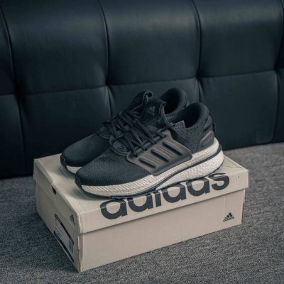 核心私 Adidas X_plrboost 款 爆米花跑鞋 全新跑鞋 爆米花针织鞋面休闲运动慢跑鞋。依旧采用了针织鞋面的设计，但是鞋面的设计语言却并不单调。半透