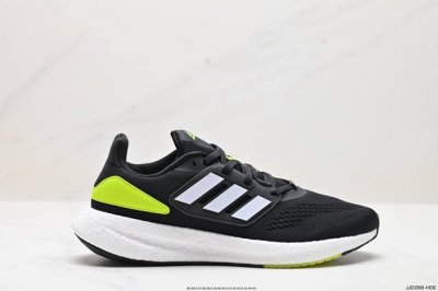 公司级阿迪达斯adidas Pureboost 22爆米花缓震中底跑步鞋。鞋面以织编材质为基底，后及跟脚趾处融全入新设计，通过格网印刷支将撑材料于附鞋面上，既保