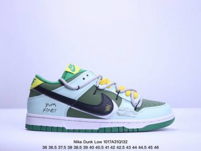 耐克 Nike Dunk Low 运动鞋复古解构绑带板鞋 作为 80 年代经典篮球鞋款，起初专为硬木球场打造，后来成为席卷街头的时尚标杆，现以经典细节和复古篮球