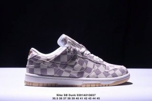 耐克Nike Sb Dunk Low 扣篮系列复古低帮休闲运动滑板板鞋。采用脚感柔软舒适Zoomair气垫，有效吸收滑板等极限运动在落地时带来的冲击力，为街头运