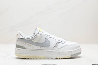 真标W Nike Gamma Force兼顾舒适脚感和出众风范，演绎匠心之作。结构性的支撑贴合感结合复古篮球设计，塑就场外全明星风范。 货号:Dx9176-10
