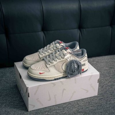 核心私 Nike Dunk 全套原楦原模倾力打造完美版型 独家原厂航空铝磨具打磨大底 鞋头坡度极致还原 无解鞋型 原盒原配 圈内天花板工艺 原厂冲刀 超高清洁度