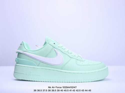Ambush x Nk Air Force 7 Low 联名款 空军大勾 低帮休闲板鞋 鞋面采用了优质原厂皮革，标志性的 Swoosh 延伸至鞋跟之外，鞋舌和鞋