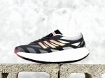 Xs版 Adidas Adizero Aruku 全新摇摆跑鞋 浮现网络 以永动机为灵感的前卫造型 现代感十足的鞋面线条勾勒 格外引人注目 搭配丰沛的全新 Sw