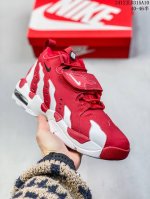 Nike More Uem Slide 皮蓬拖鞋系列 “大air” 以流行于街头的涂鸦文化为设计灵感 整体的设计风格夸张而充满魅力 厚实而充满质感的皮质 独特炫