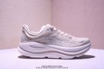 小红书推荐Hoka M Bondi 9全新配色 这个品牌来自于新西兰的毛利语，Hoka表示大地，One One表示飞越，连起来就是飞越地平线，One One不是