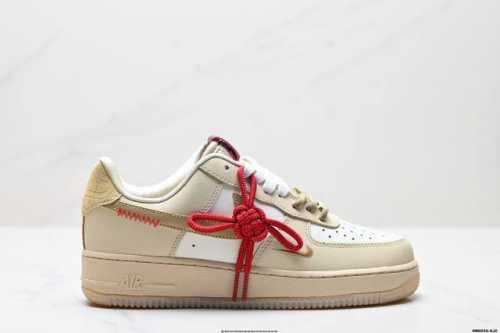 真标耐克Nike Air Force 1“07空军一号低帮百搭休闲运动板鞋。柔软、弹性十足的缓震性能和出色的中底设计，横跨复古与现代的外型结合，造就出风靡全球三